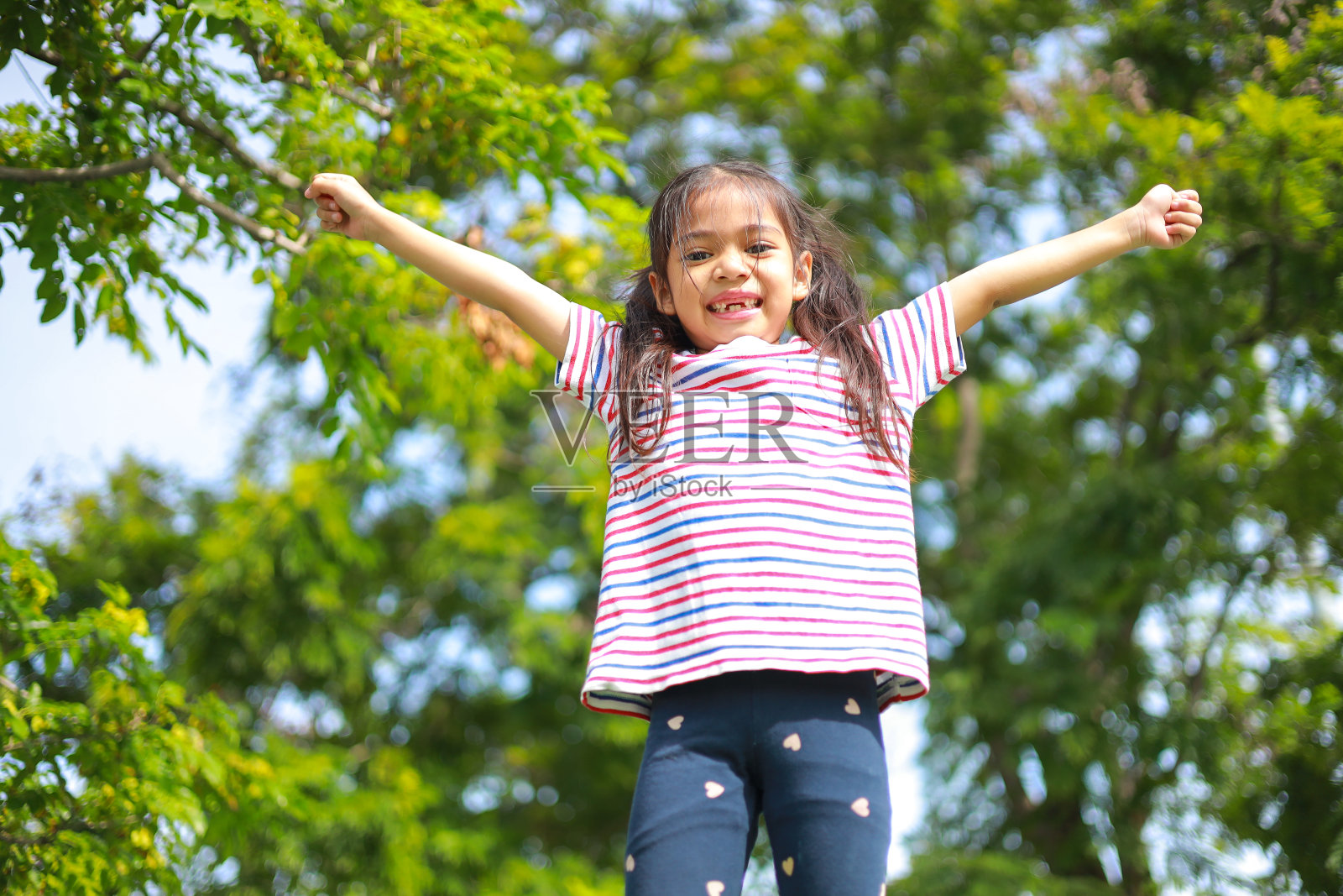 小女孩亚洲在操场上享受。从而提高发展和增强课堂外学习技能的观念。照片摄影图片