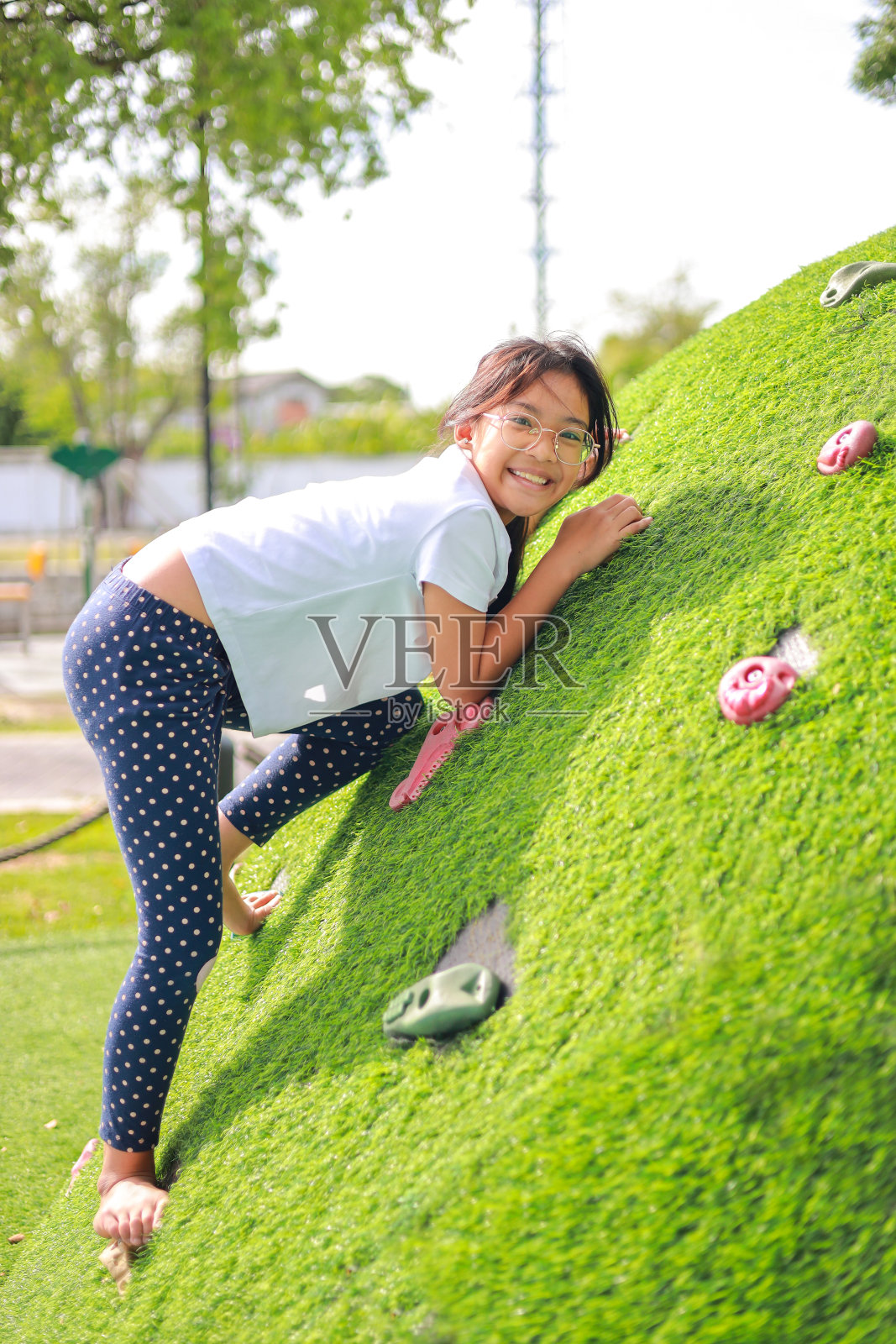 小女孩亚洲在操场上享受。从而提高发展和增强课堂外学习技能的观念。照片摄影图片