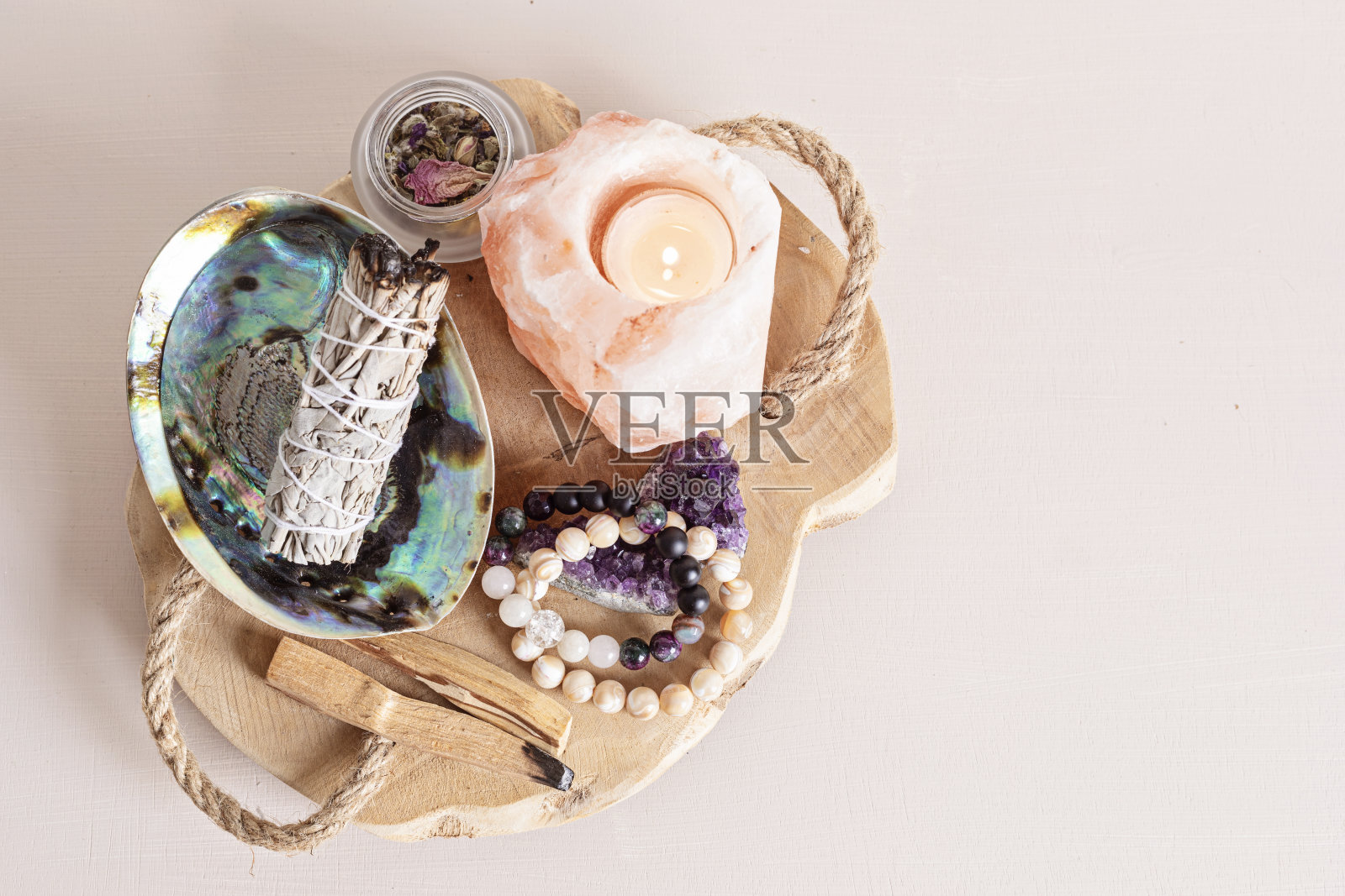 涂抹套件与白色鼠尾草，帕洛桑托，喜马拉雅盐烛台。健康的自然元素照片摄影图片