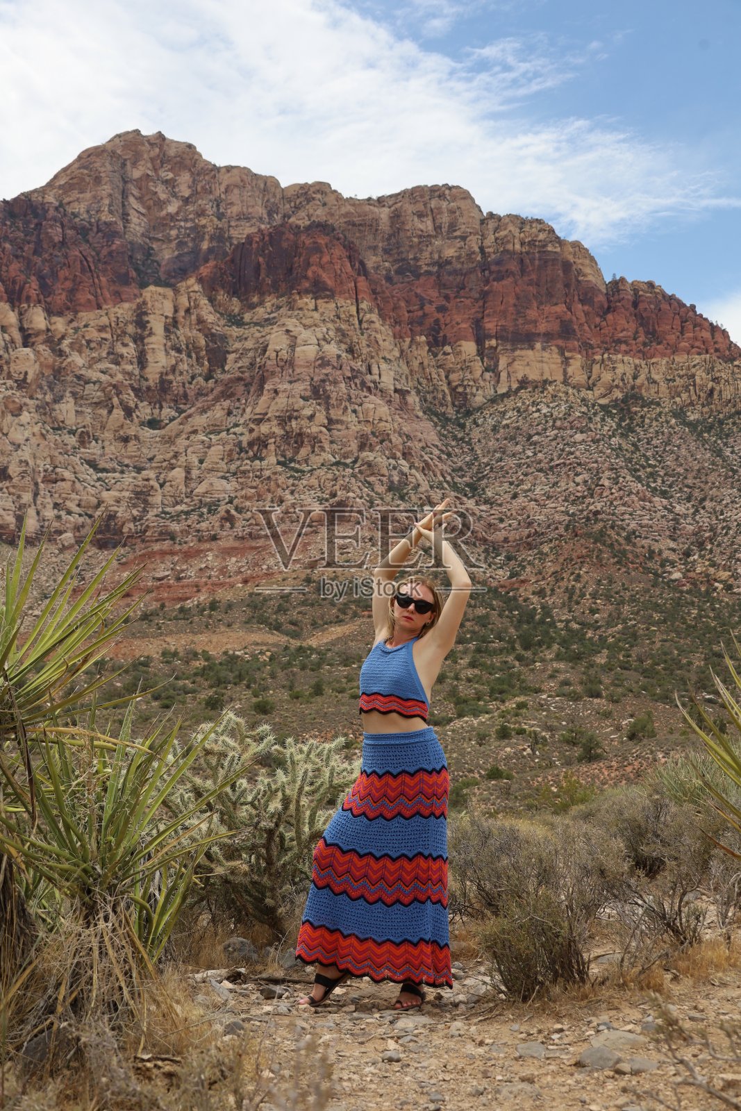 沙漠里的年轻美女照片摄影图片