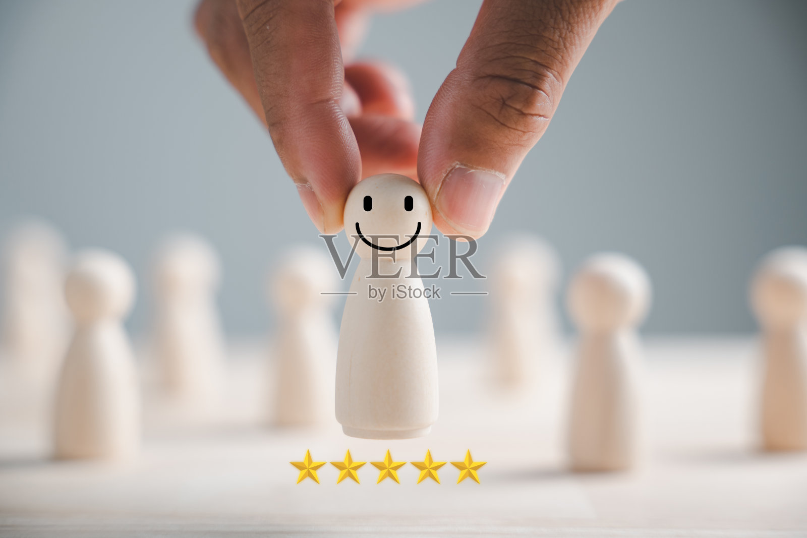 男子的手紧紧握着木制的人偶照片摄影图片