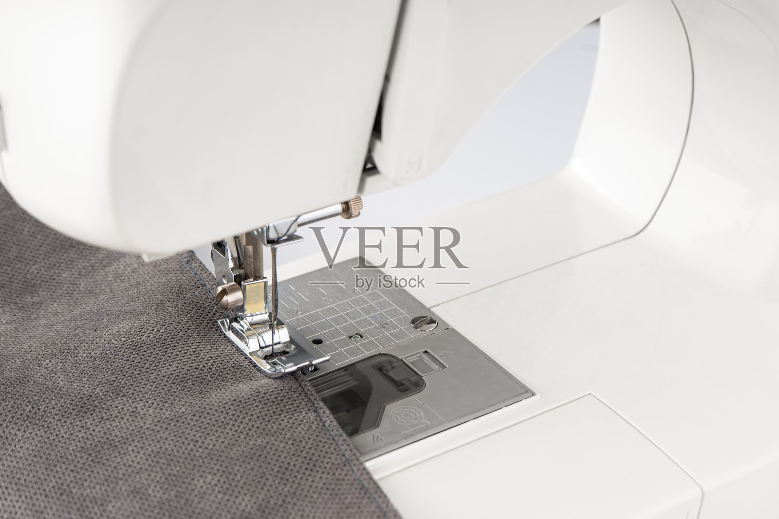 现代缝纫机与灰色织物照片摄影图片