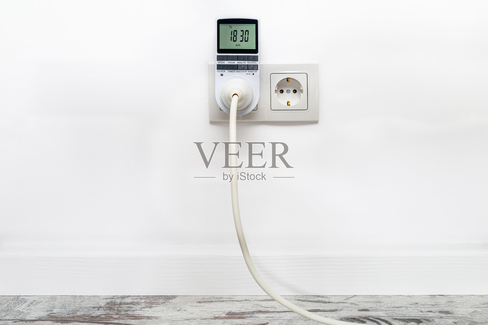 白色墙壁上的白色双插座照片摄影图片