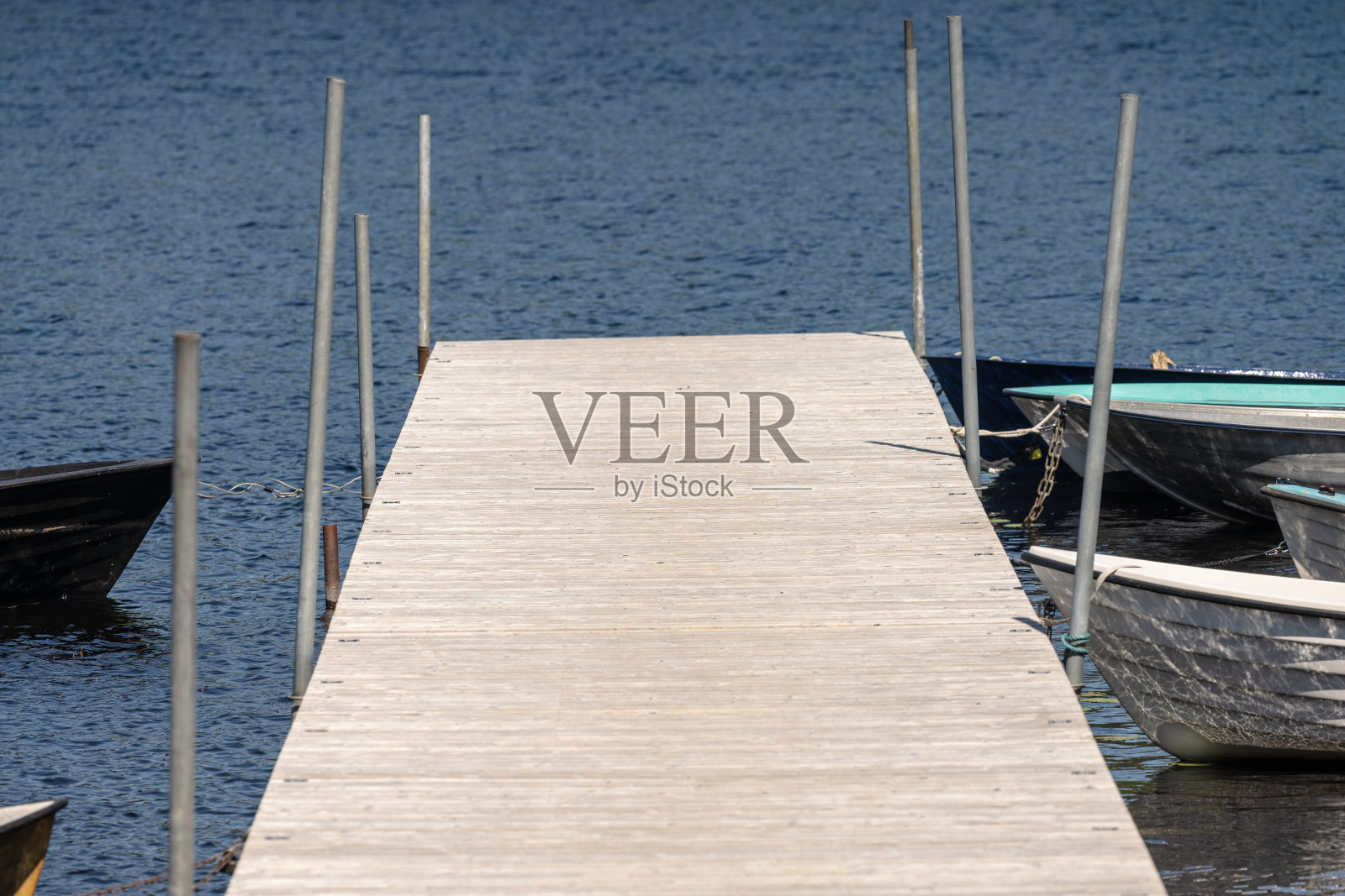 一个狭窄的浮动码头的木制甲板。照片摄影图片