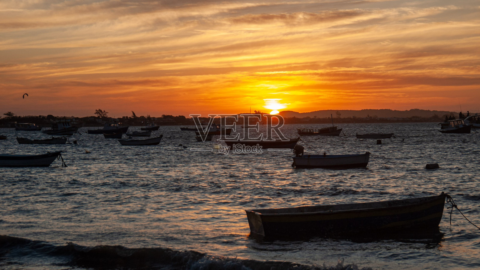 日落，在Manguinhos海滩，Búzios，里约热内卢。照片摄影图片