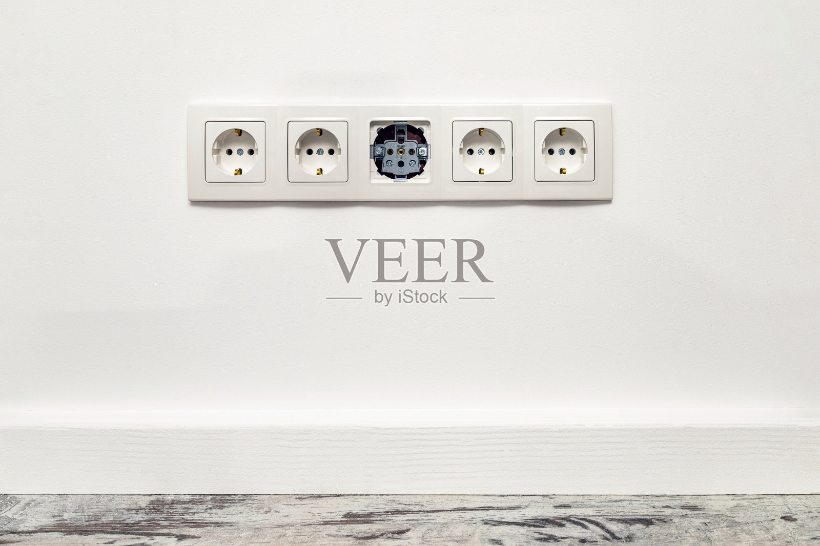 白色墙壁上的白色五路墙壁电源插座照片摄影图片