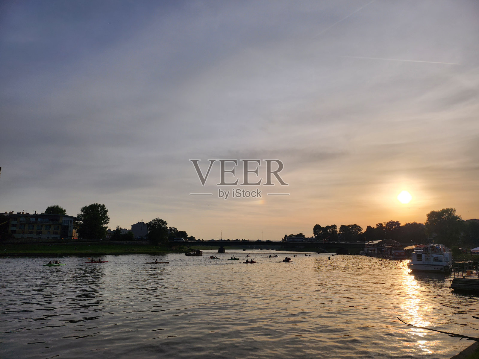 日落时分的克拉科夫全景。照片摄影图片