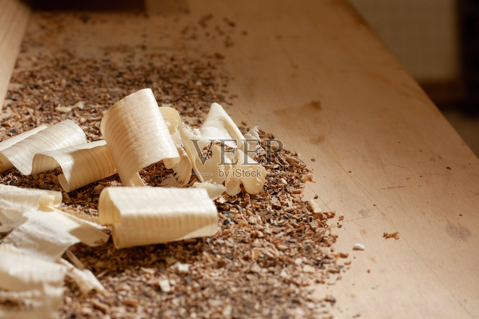桌子上有木屑和锯末。照片摄影图片