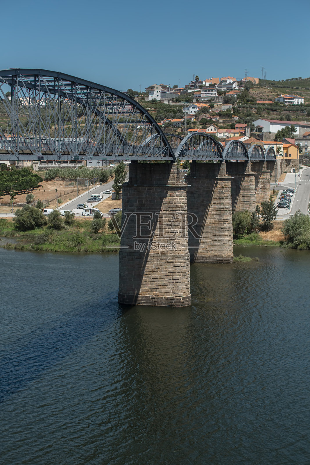 葡萄牙杜罗河上的雷瓜金属桥。照片摄影图片