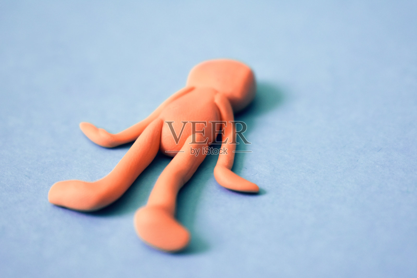 脸朝上趴在地板上的人照片摄影图片