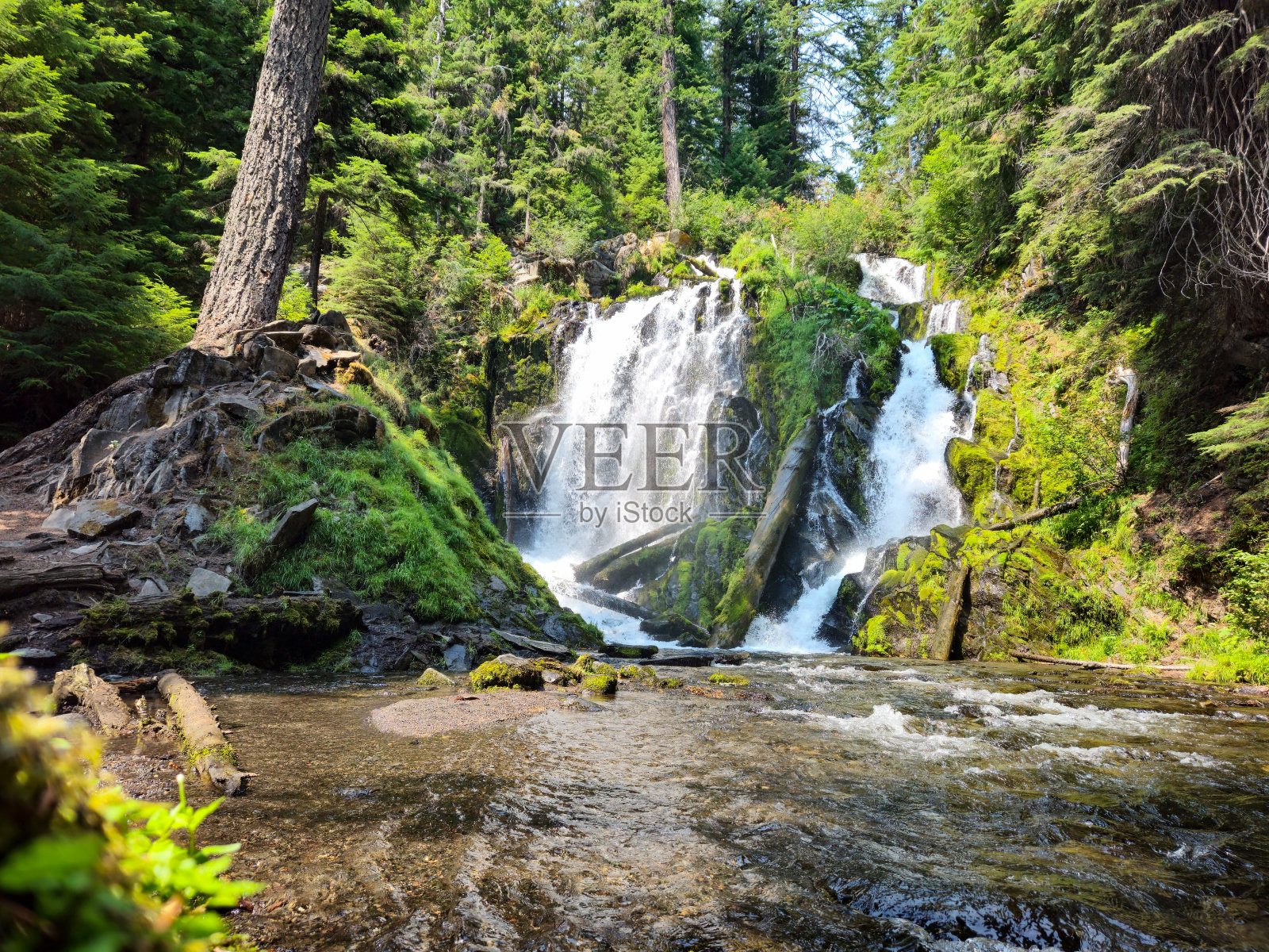 迷人的瀑布照片摄影图片