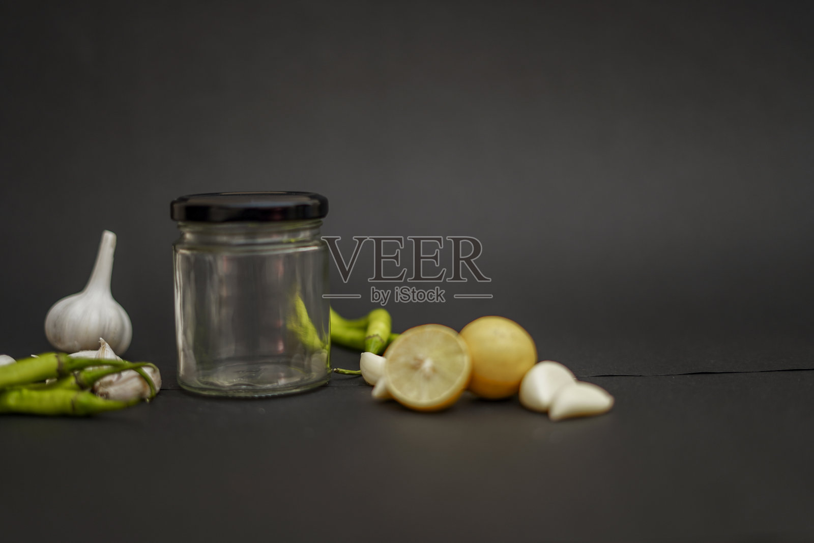 红辣椒，柠檬，大蒜，黑色底色照片摄影图片