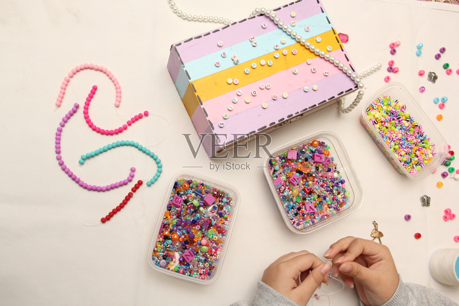 十几岁的女子的手制作友谊手镯分发和交换与她的朋友照片摄影图片