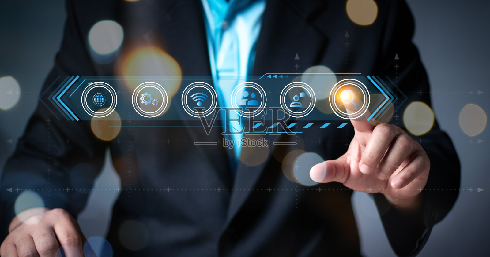 商人使用现代界面支付网上购物和图标客户网络连接在虚拟屏幕上。企业创新技术理念。照片摄影图片