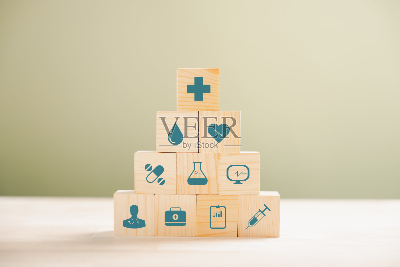 医学符号堆放在木块上照片摄影图片