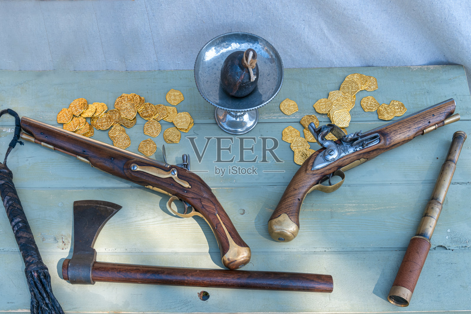 海盗武器和金币照片摄影图片