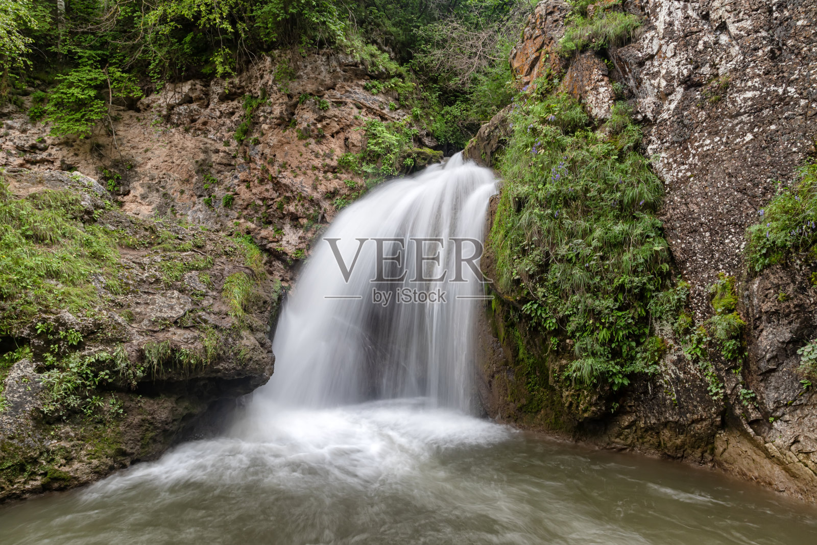 美丽的夏季山景与瀑布照片摄影图片