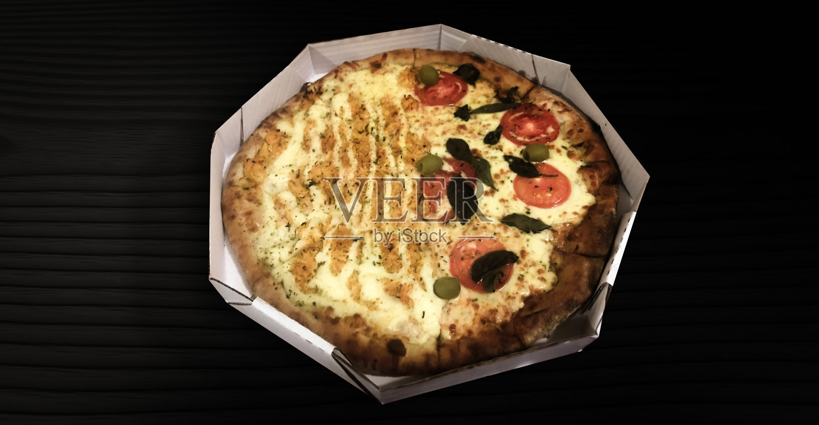 摄影半块鸡肉披萨配番茄酱和玛格丽特照片摄影图片