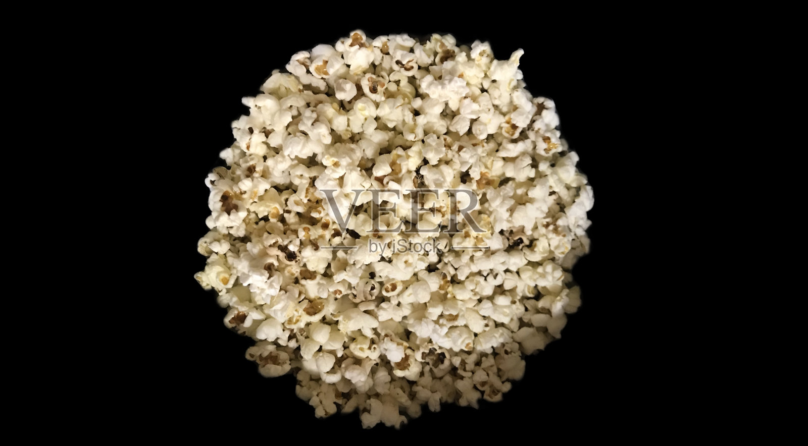 盐爆米花孤立在黑色背景照片摄影图片