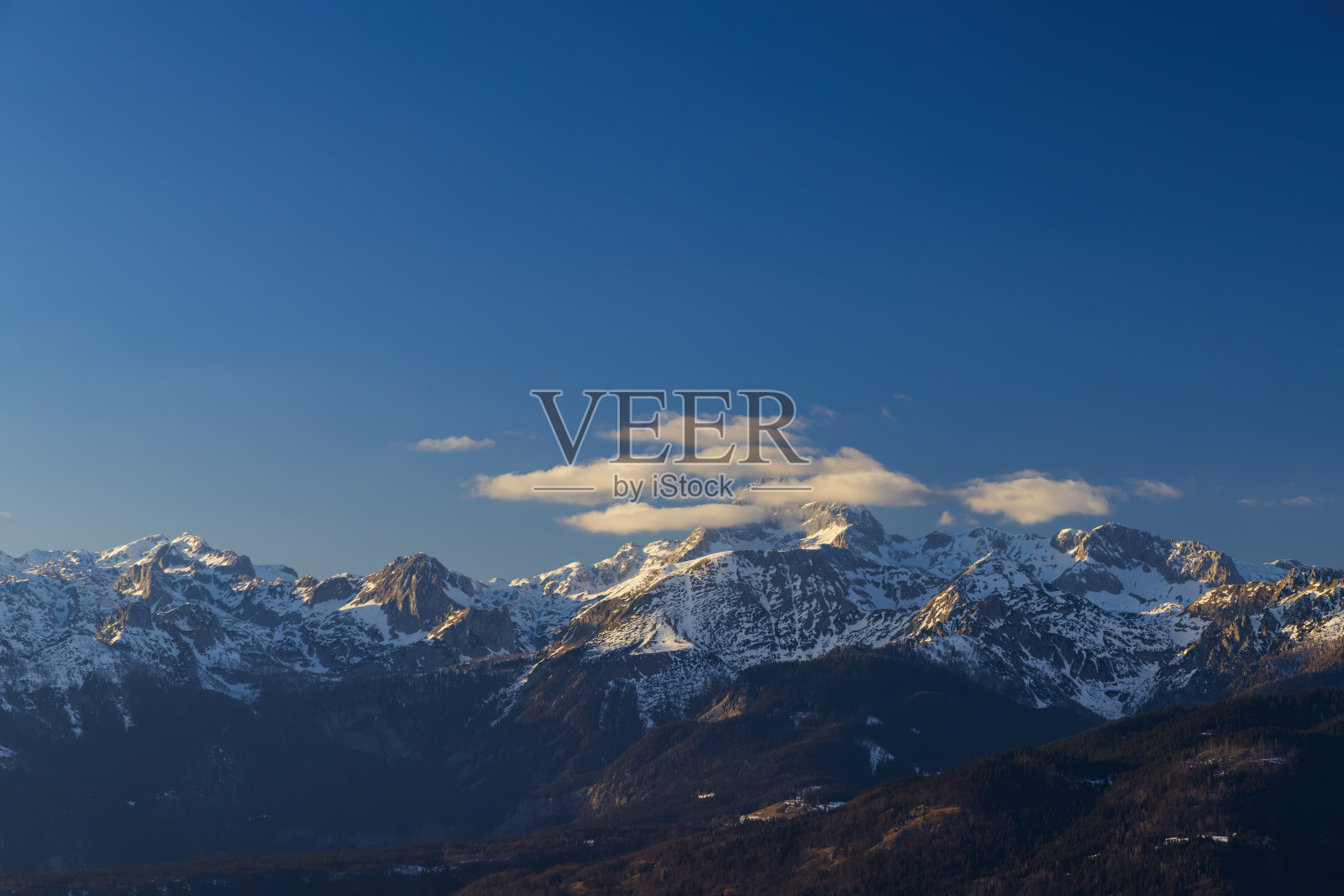 冬季景观与特里格拉夫峰，特里格拉夫斯基国家公园，斯洛文尼亚照片摄影图片