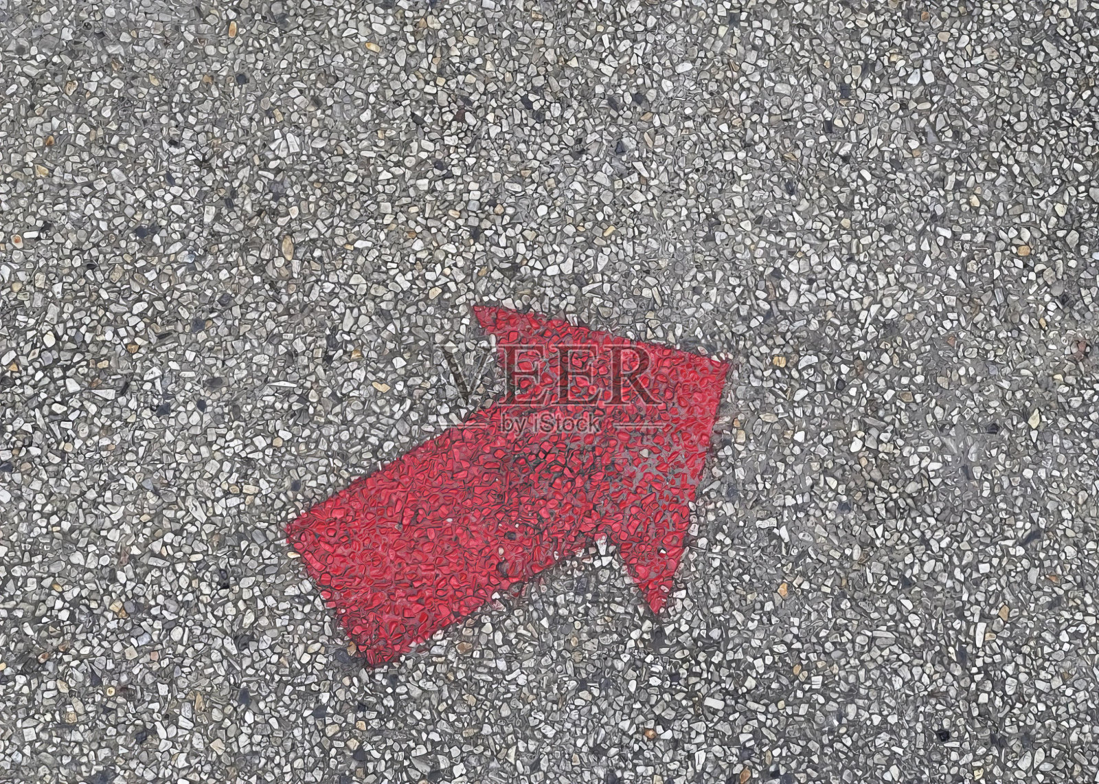 一张照片的地上画了一个红色的箭头，雨伞在地上用一个红色的箭头向上指向。照片摄影图片