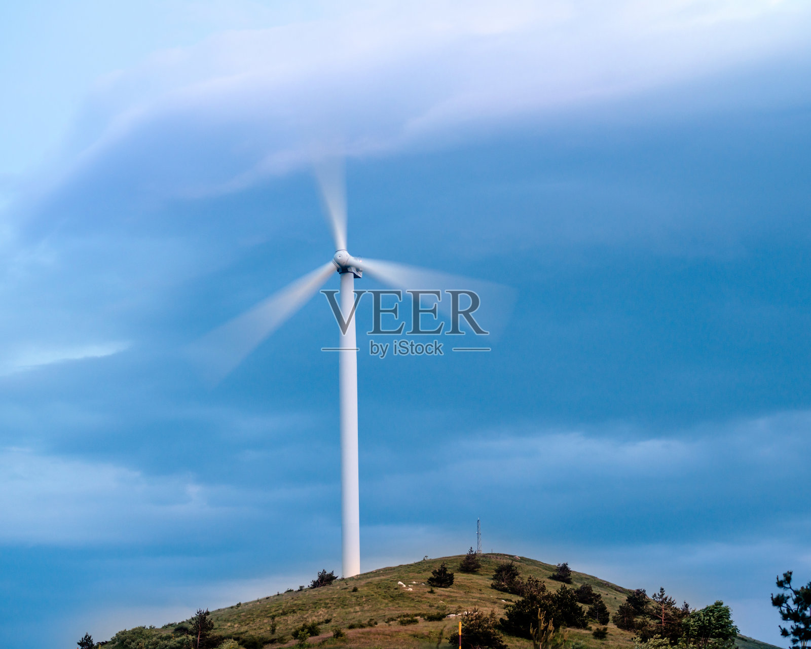 旋转风力发电机运动模糊照片摄影图片