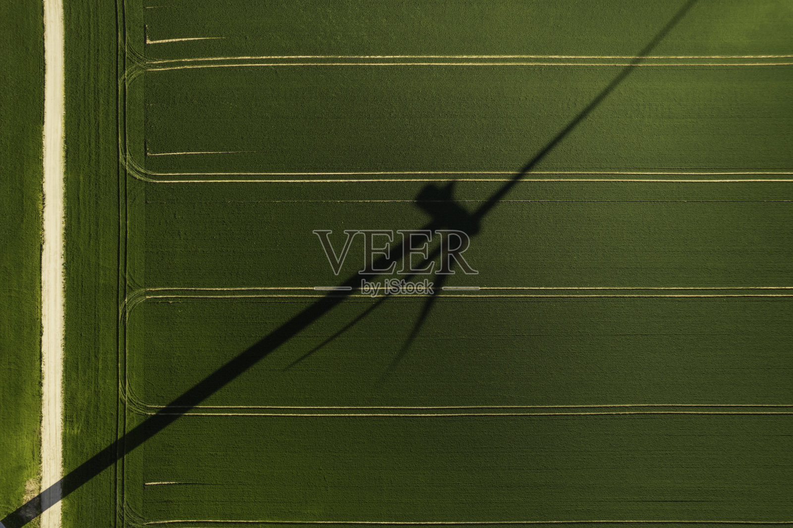 农村风力涡轮机发电的影子照片摄影图片