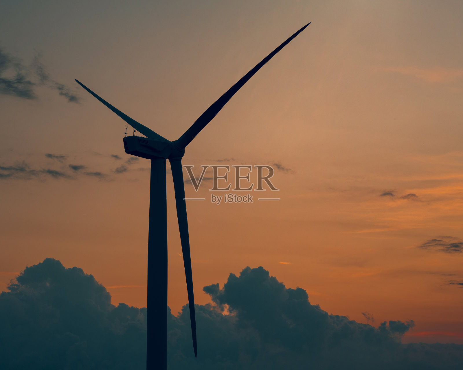 在美丽的日落时分，山上的风力涡轮机照片摄影图片