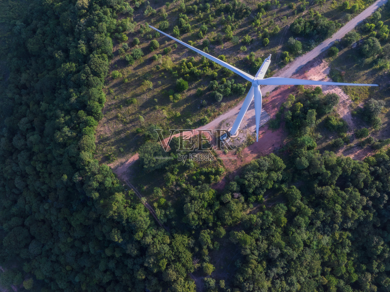 白天的风力涡轮机鸟瞰图，风能和技术概念照片摄影图片
