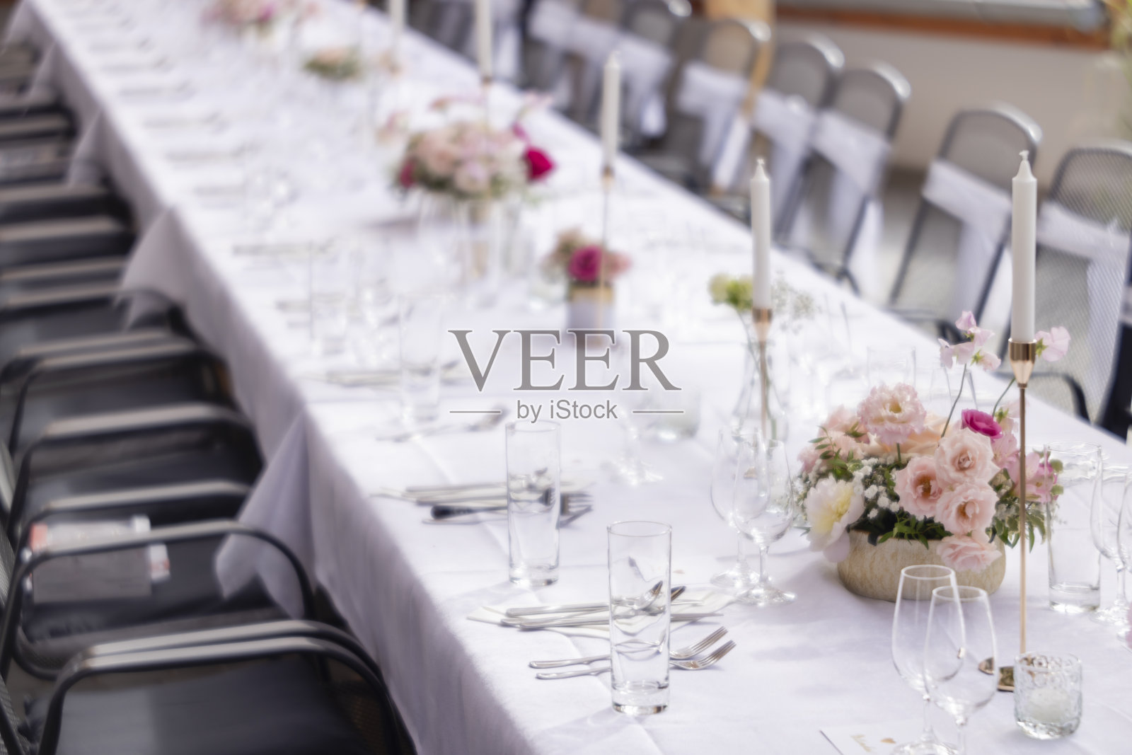 婚礼的桌子上放着粉红色的花照片摄影图片