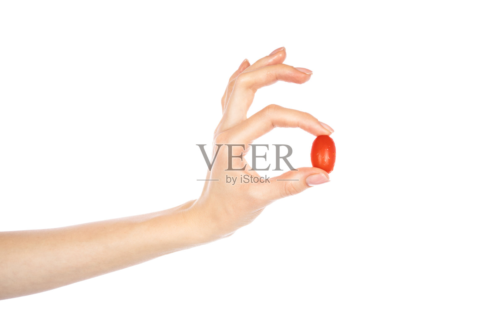 女人手中的樱桃番茄被隔离在白色背景上照片摄影图片