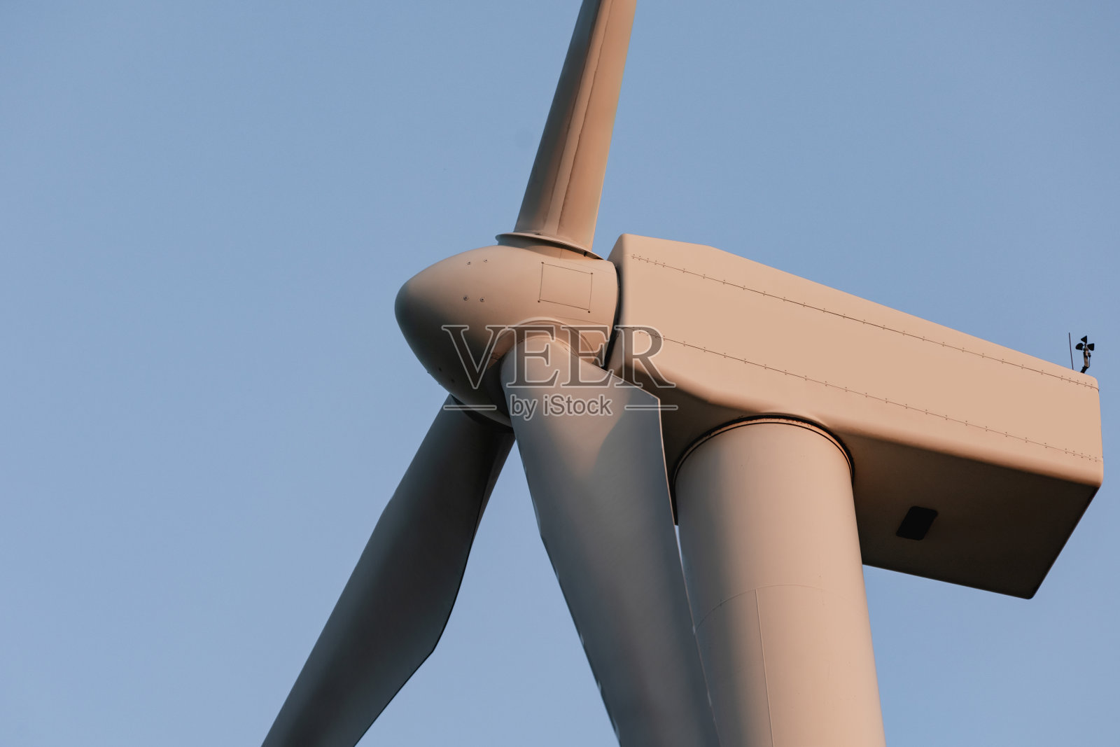 风电场户外摄影。图为农田上的风力发电场。图为风力涡轮机。风电机组，绿色能源理念。可再生能源的风力涡轮机照片摄影图片