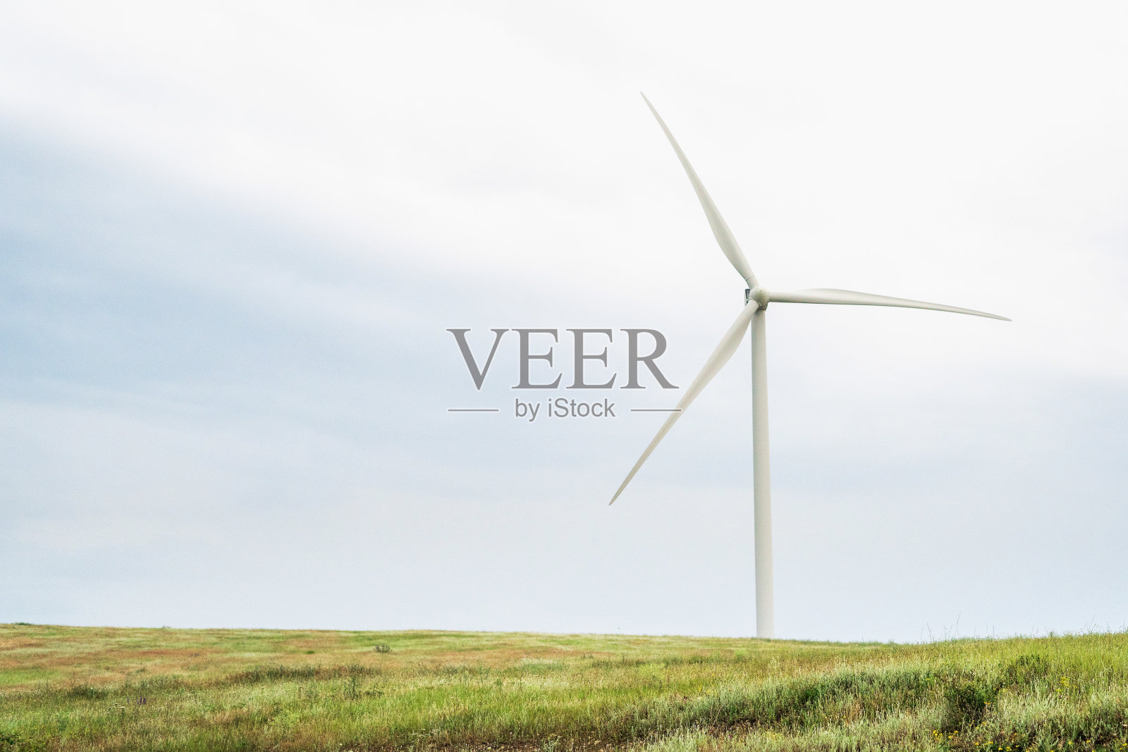 极简主义景观:乔治亚州戈里附近绿色草地上的风力发电机照片摄影图片