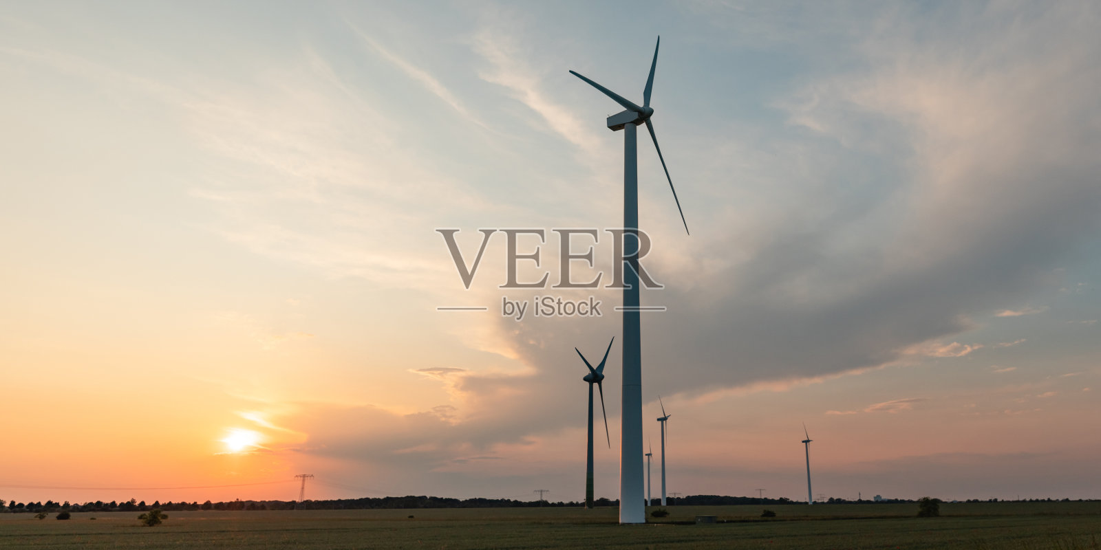 风电场户外摄影。图为农田上的风力发电场。图为风力涡轮机。风电机组，绿色能源理念。可再生能源的风力涡轮机照片摄影图片