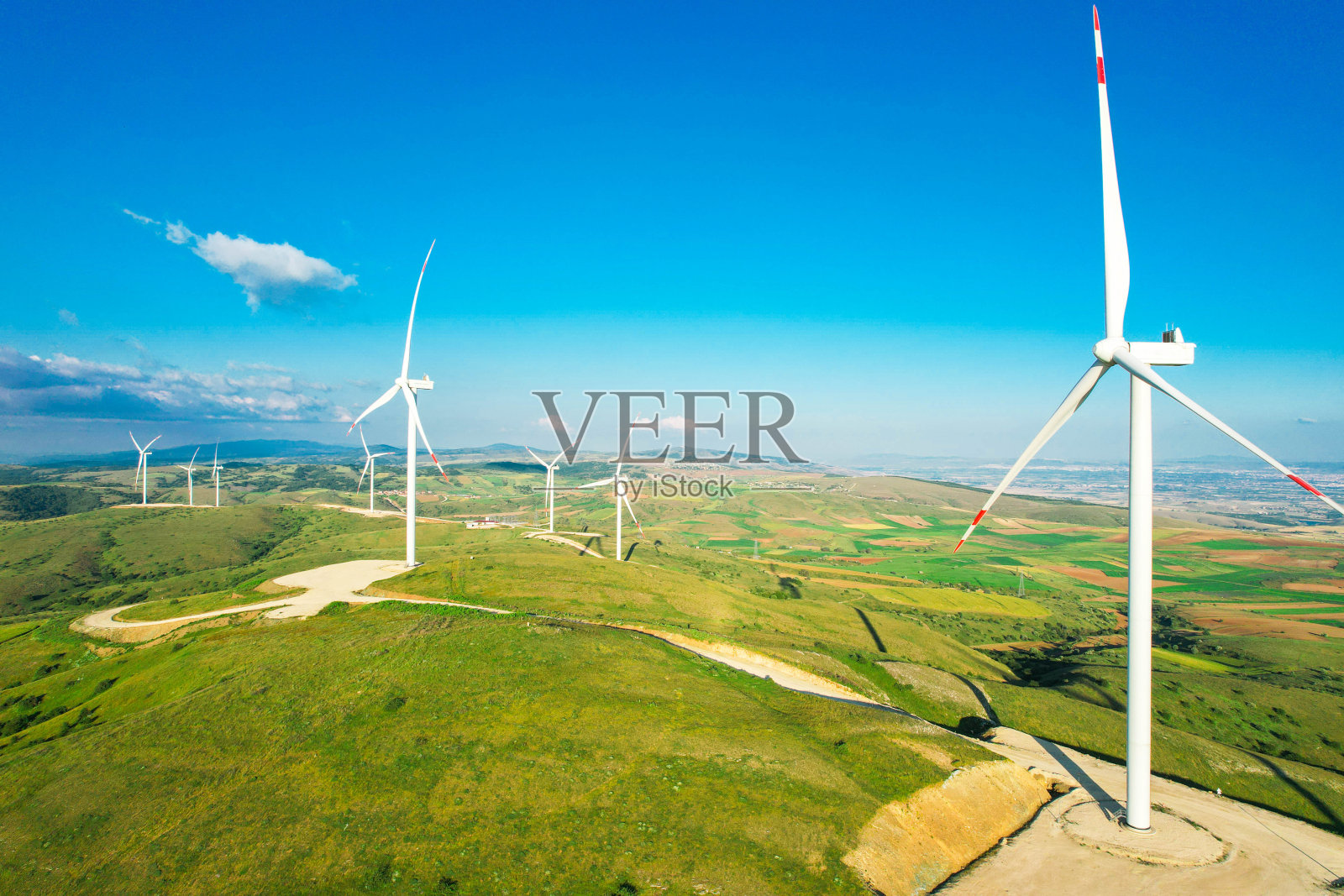 日落时的风力涡轮机，可再生能源照片摄影图片