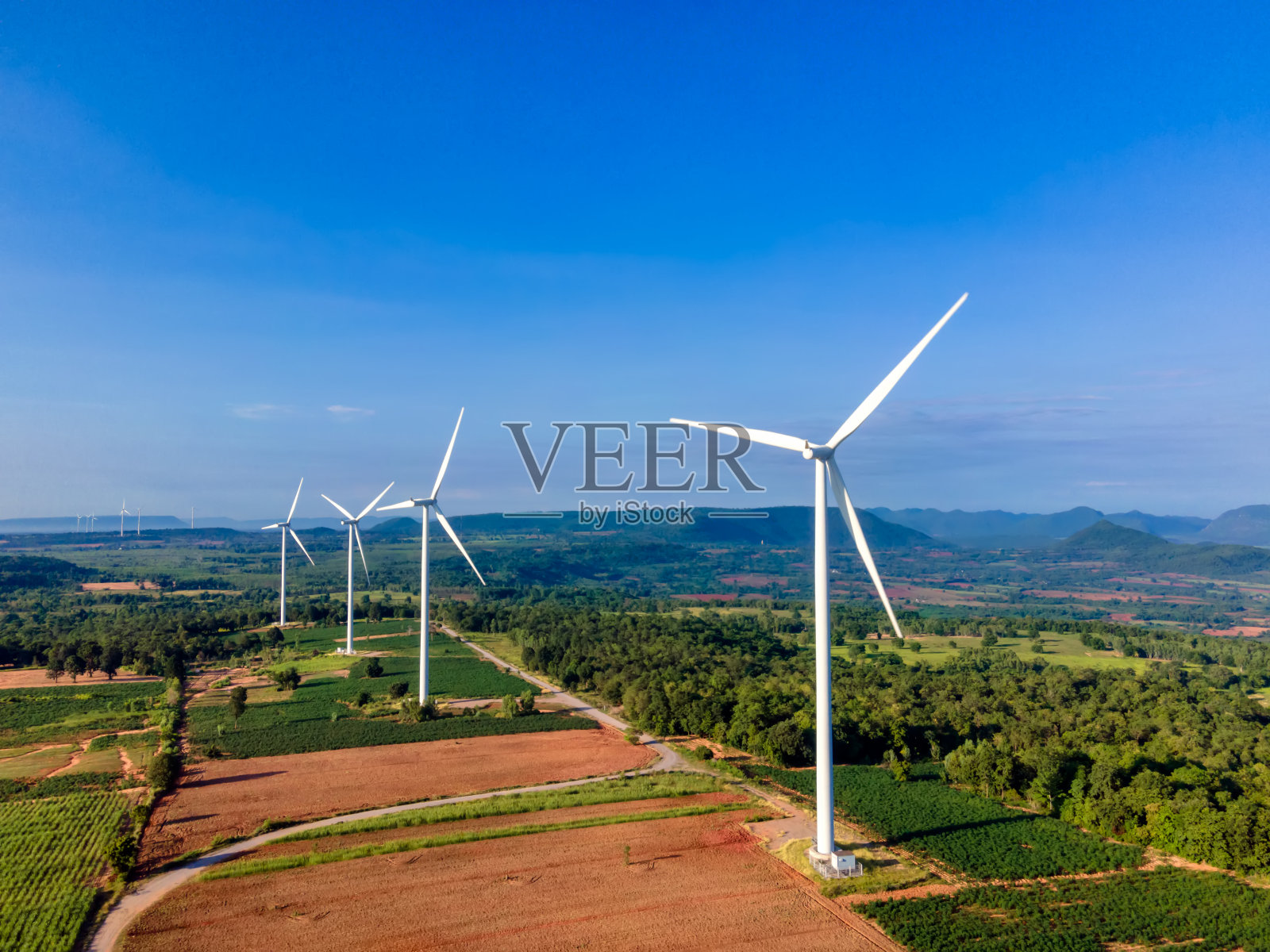 在这令人惊叹的风力涡轮机景观中体验科技与自然的动态协同作用。可再生能源的力量，这些时尚的现代涡轮机利用壮观的天空产生清洁的电力。照片摄影图片