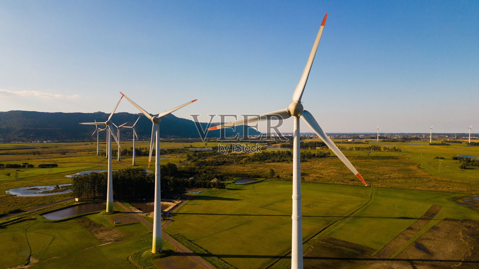 晴天里的风力涡轮机照片摄影图片