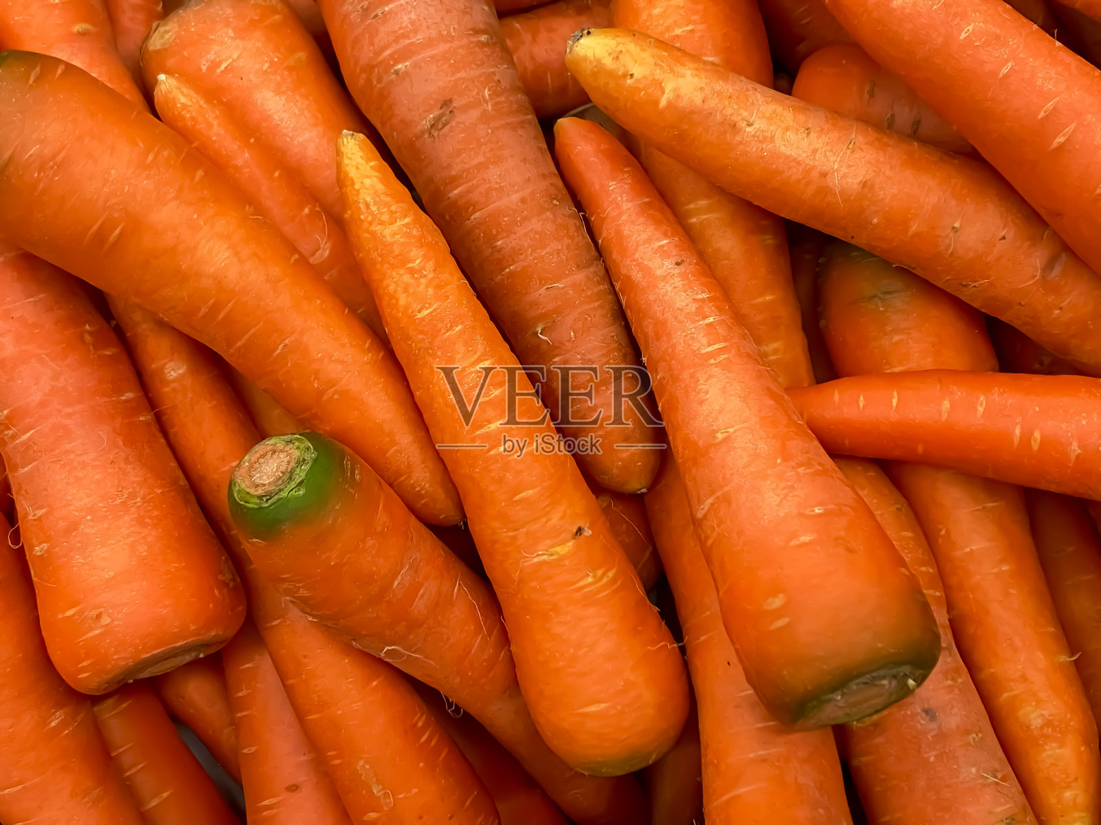 在现代市场或超市的食品杂货中，一堆新鲜的生胡萝卜照片摄影图片