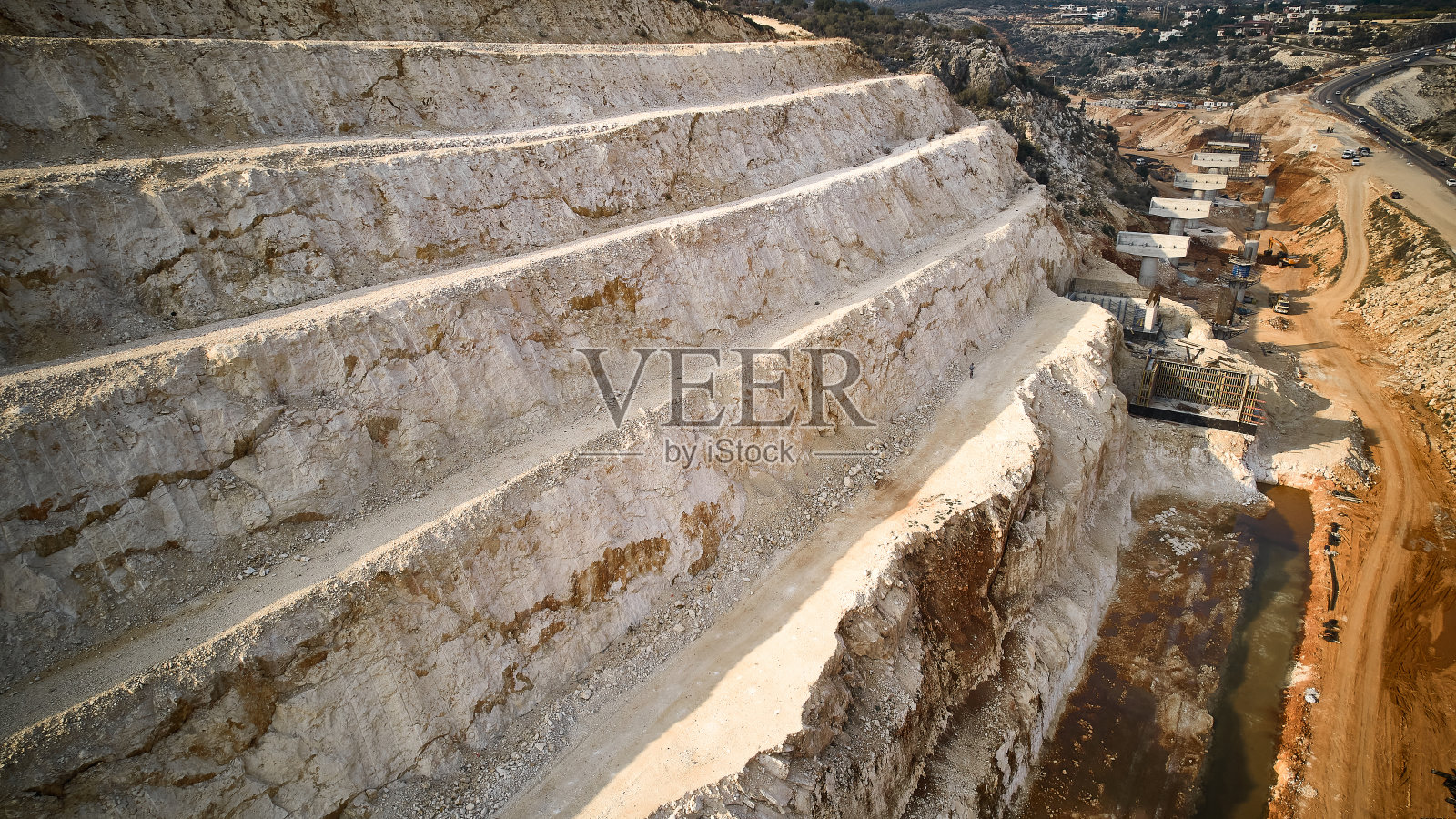 在建公路的壁架和斜坡照片摄影图片