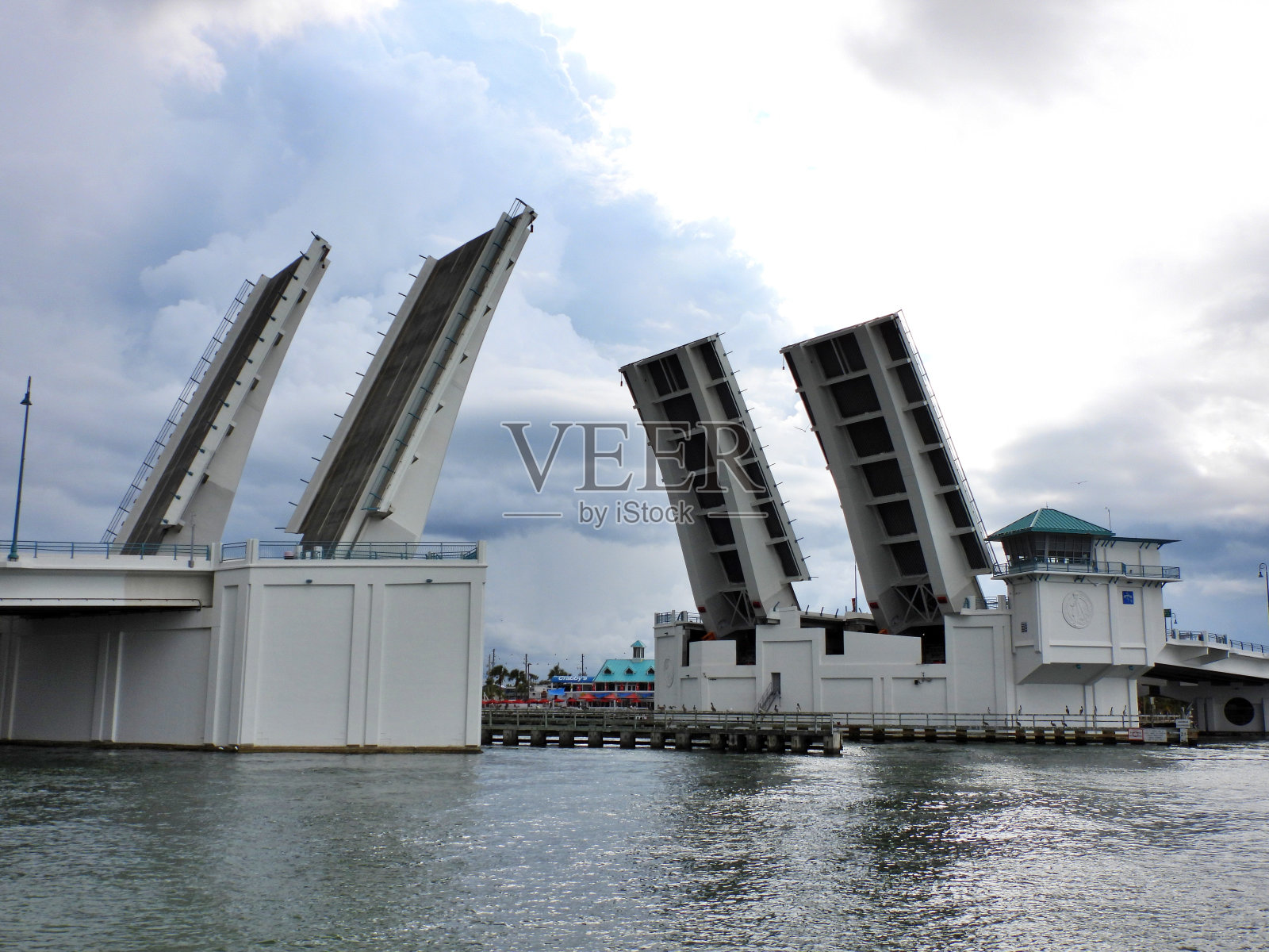 佛罗里达吊桥开放，允许大型船只通过照片摄影图片