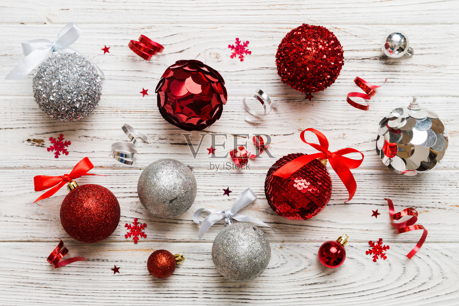 彩色背景圣诞球。用彩带蝴蝶结装饰装饰物照片摄影图片