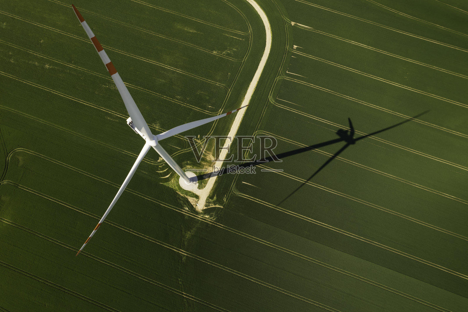 农村风力发电机的鸟瞰图照片摄影图片