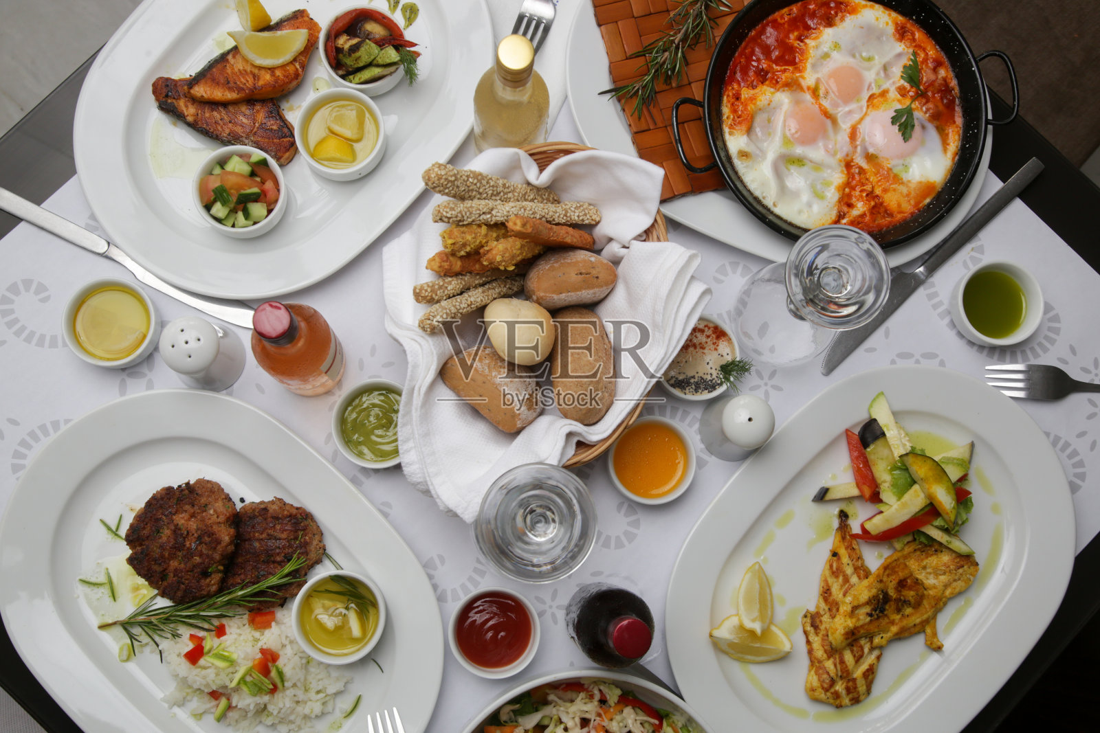 餐厅餐桌上提供各种地中海菜肴和葡萄酒照片摄影图片