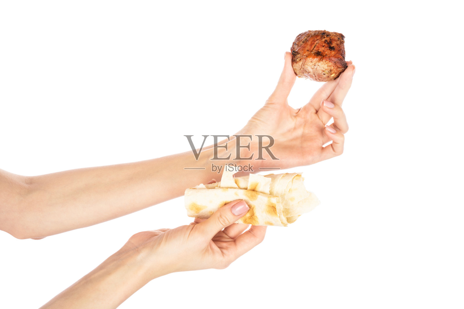 女性手中的烤肉和白色背景上孤立的皮塔饼。照片摄影图片