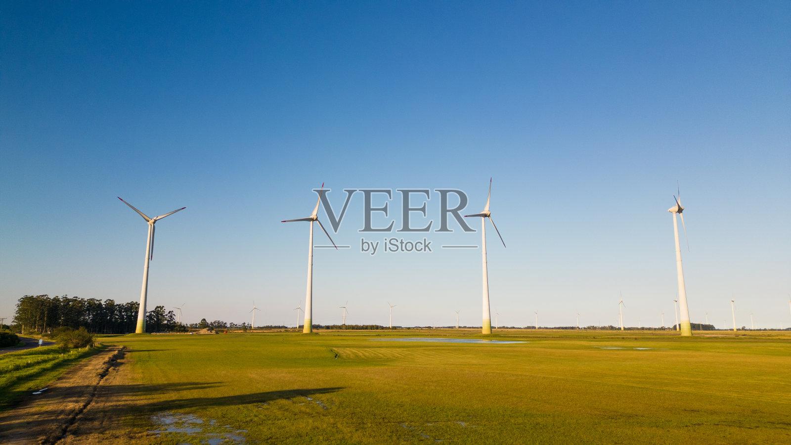 晴天里的风力涡轮机照片摄影图片