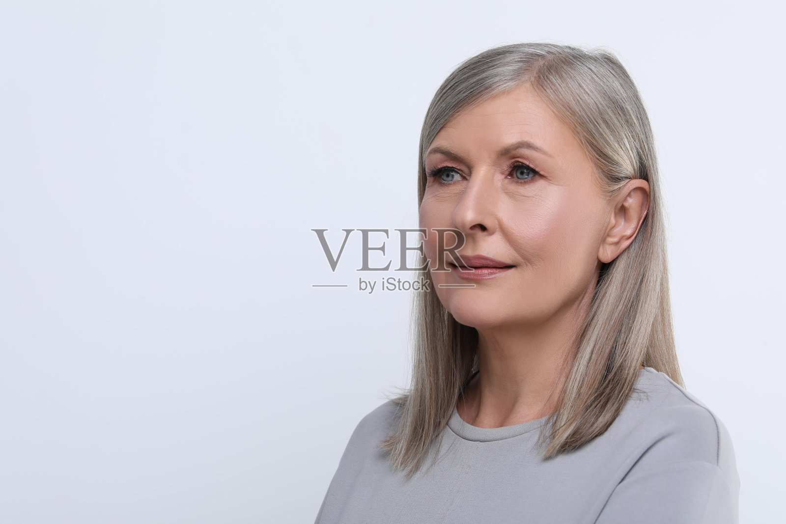 美丽的高级妇女在白色背景的肖像。文本空间照片摄影图片