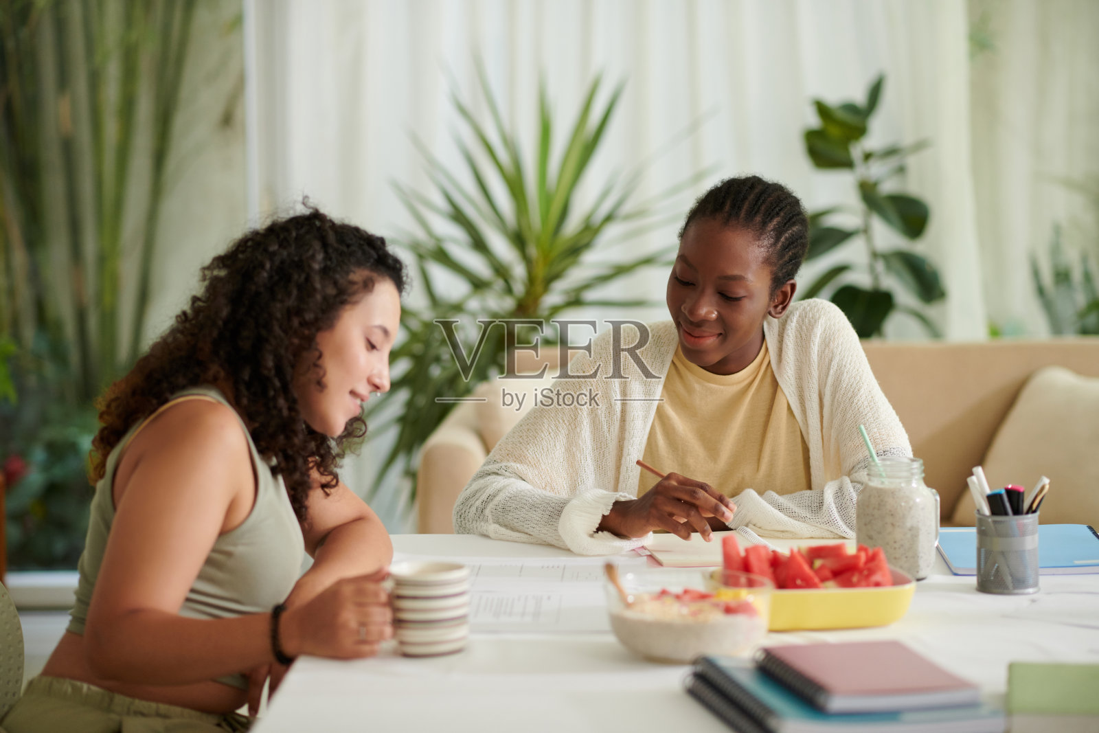 大学生做作业照片摄影图片