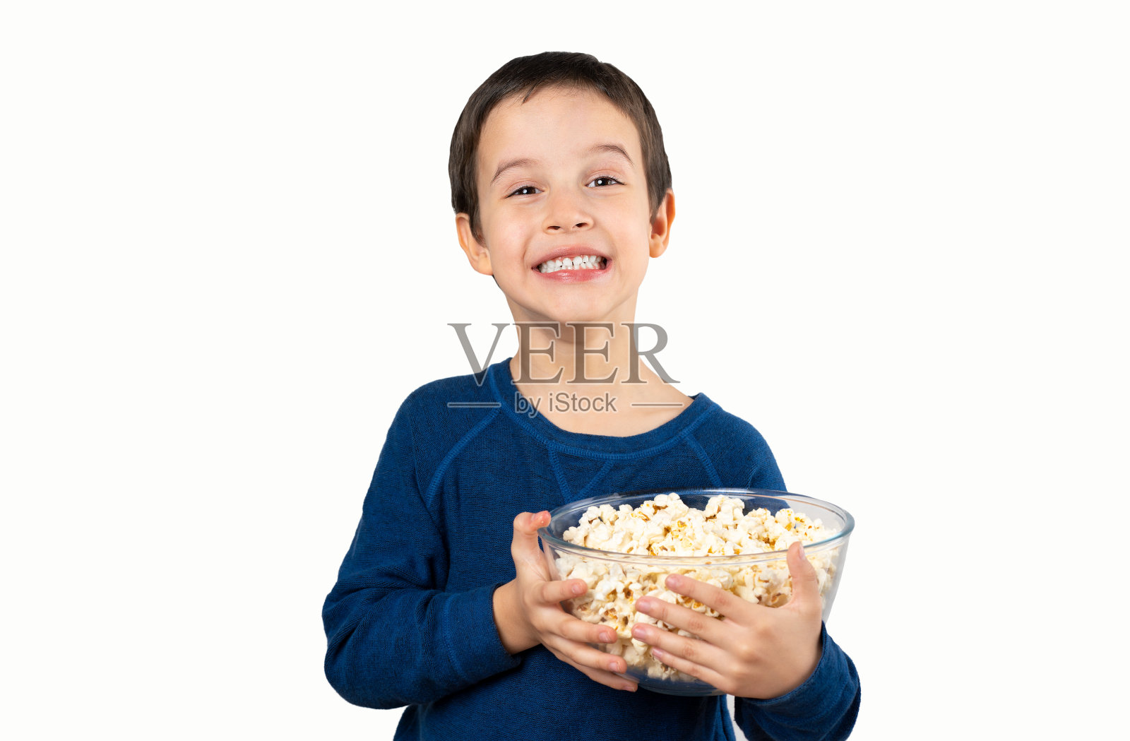 吃爆米花的小孩照片摄影图片
