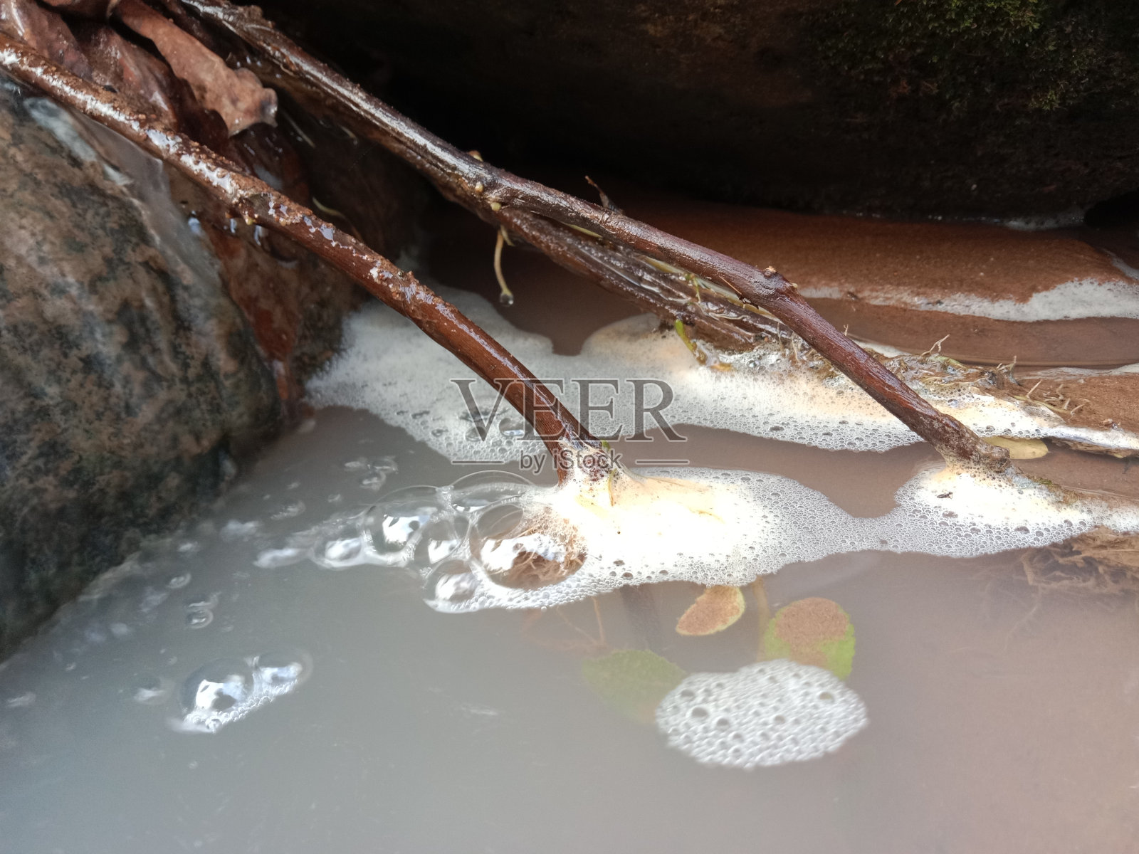 水发生碰撞，形成气泡。照片摄影图片