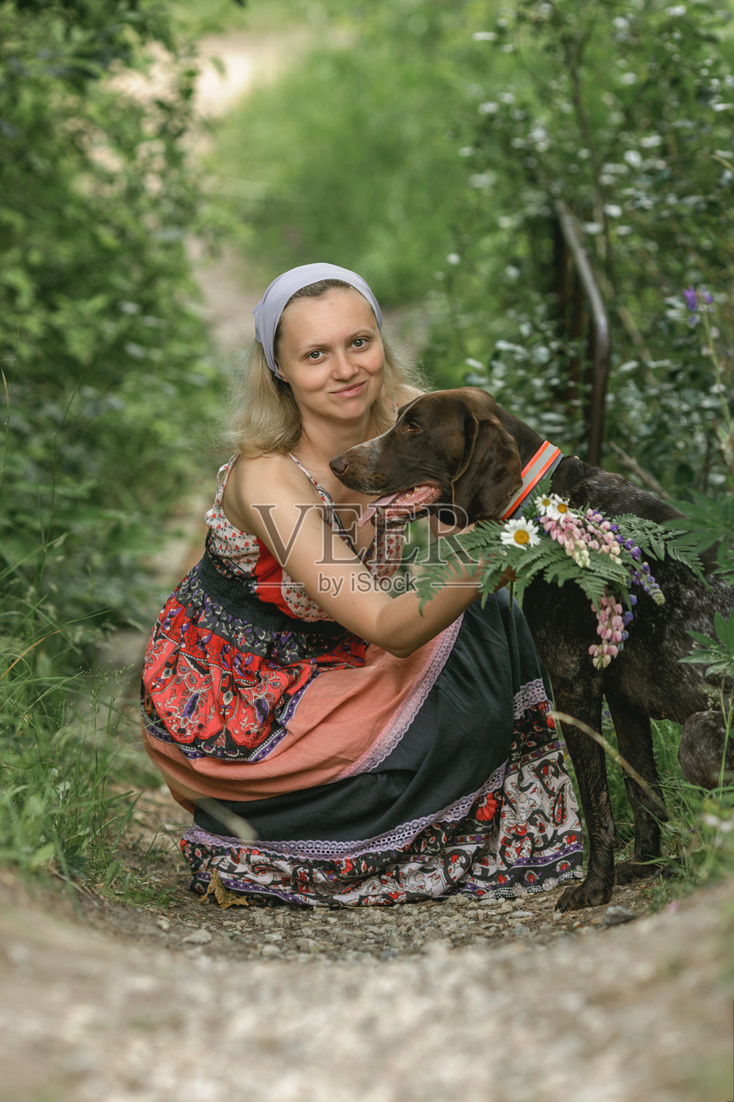 库兹哈尔和一个小女孩在森林里。德国短毛指示犬照片摄影图片